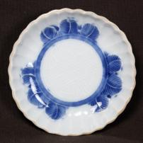 菊図陽刻染付豆皿　/478