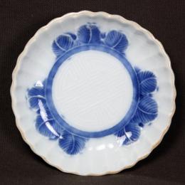 菊図陽刻染付豆皿　/478