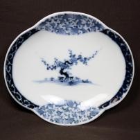 梅に唐草図印判変形皿　/566