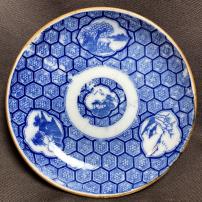亀甲紋に窓絵図印判小皿　/1746