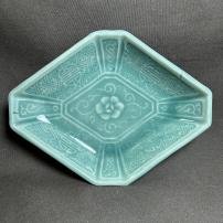 青磁陽刻菱形変形皿　/533