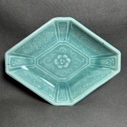 青磁陽刻菱形変形皿　/533