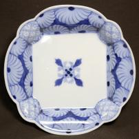 花に蝙蝠図染付変形皿　/552